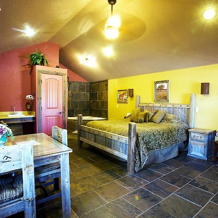 Rustic Creek Ranch Resort At North Jellystone Park Burleson Bagian luar foto