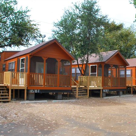 Rustic Creek Ranch Resort At North Jellystone Park Burleson Bagian luar foto