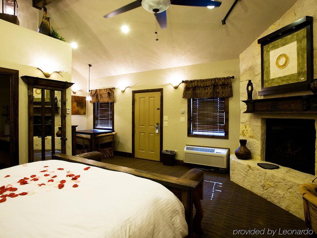 Rustic Creek Ranch Resort At North Jellystone Park Burleson Bagian luar foto