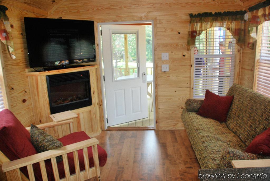 Rustic Creek Ranch Resort At North Jellystone Park Burleson Bagian luar foto