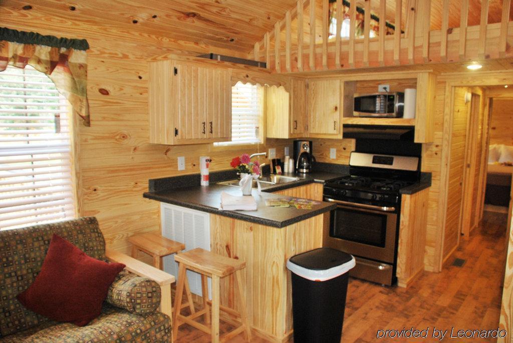 Rustic Creek Ranch Resort At North Jellystone Park Burleson Bagian luar foto