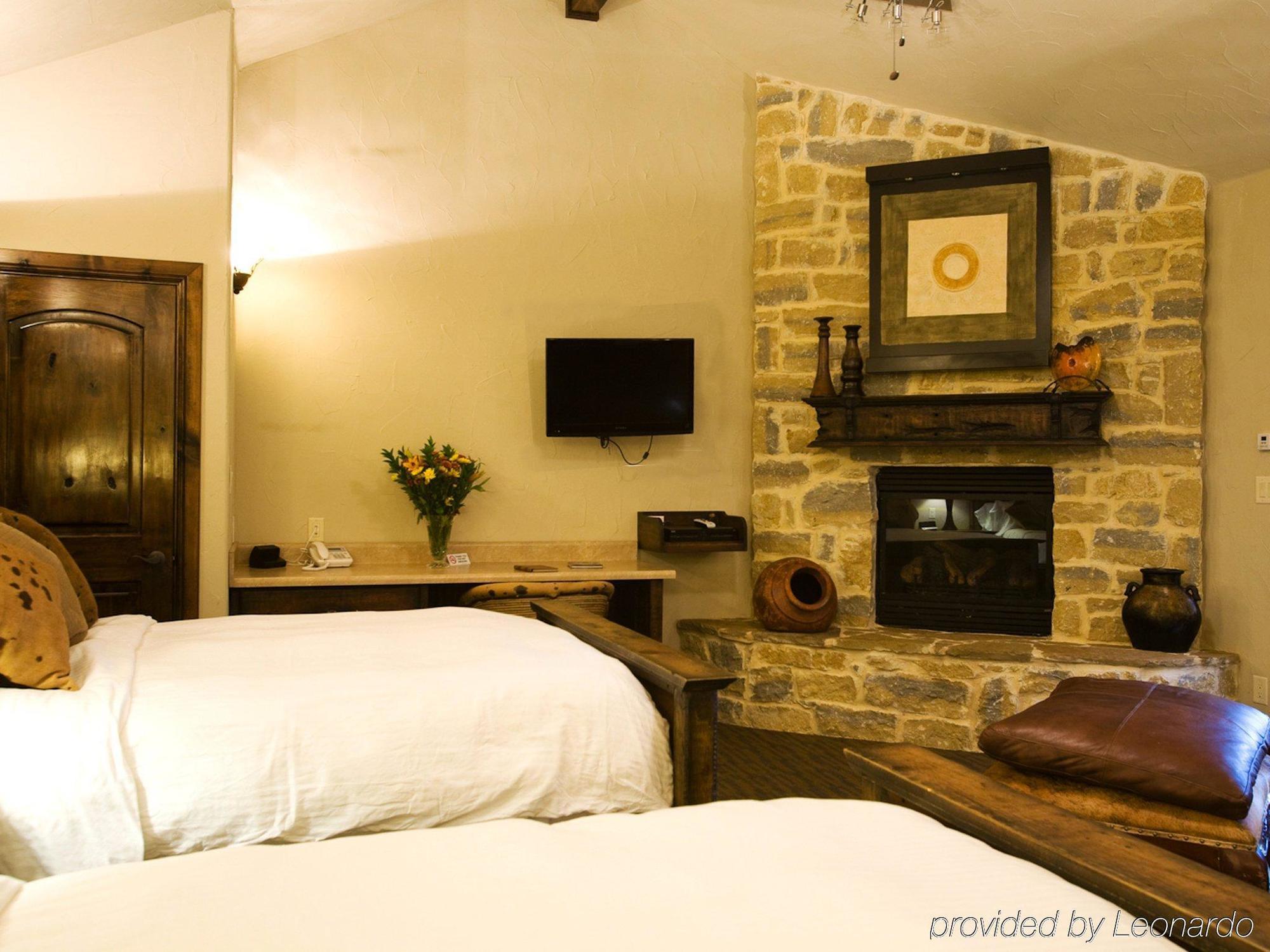 Rustic Creek Ranch Resort At North Jellystone Park Burleson Bagian luar foto