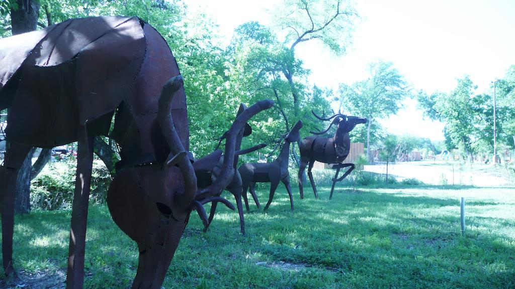 Rustic Creek Ranch Resort At North Jellystone Park Burleson Bagian luar foto