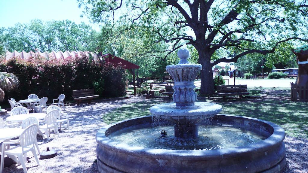 Rustic Creek Ranch Resort At North Jellystone Park Burleson Bagian luar foto