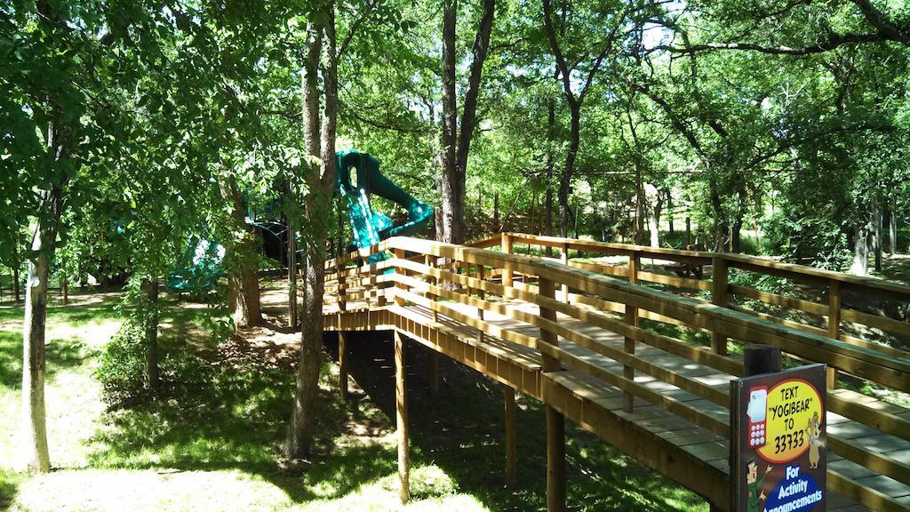 Rustic Creek Ranch Resort At North Jellystone Park Burleson Bagian luar foto