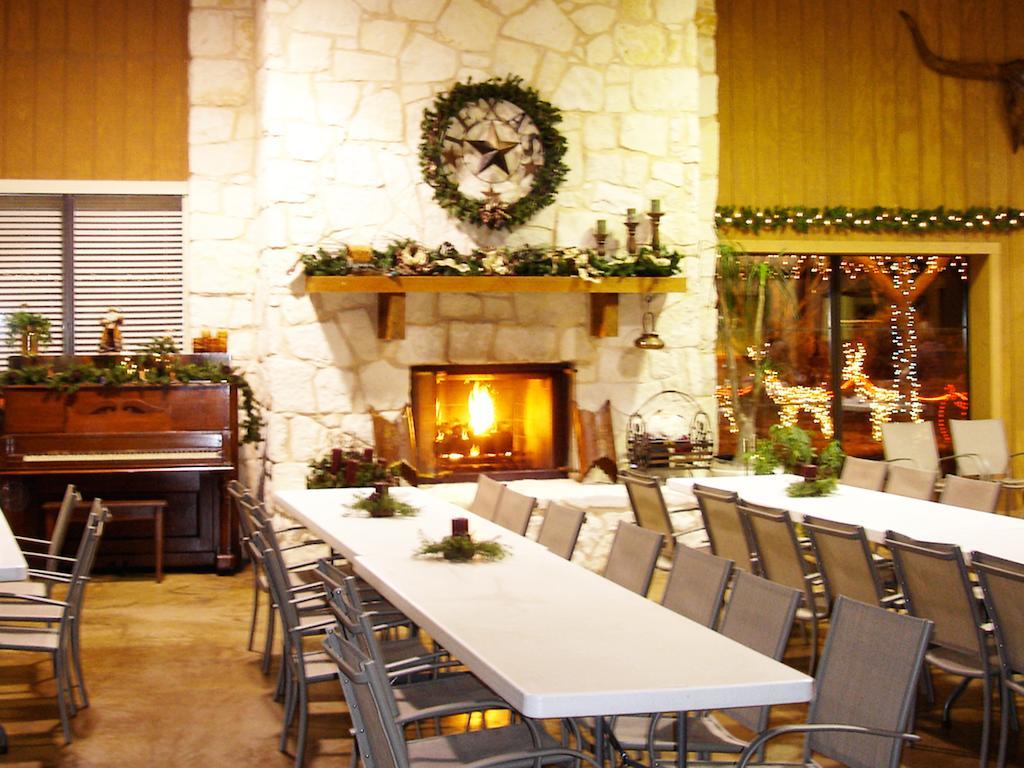 Rustic Creek Ranch Resort At North Jellystone Park Burleson Bagian luar foto
