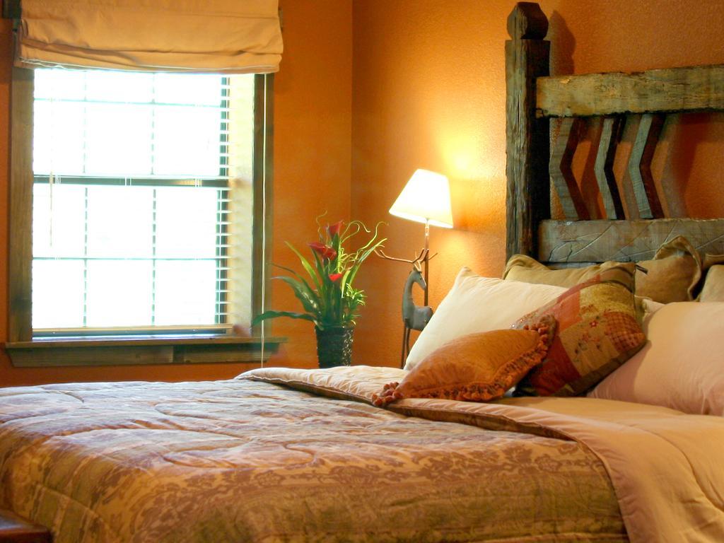 Rustic Creek Ranch Resort At North Jellystone Park Burleson Bagian luar foto
