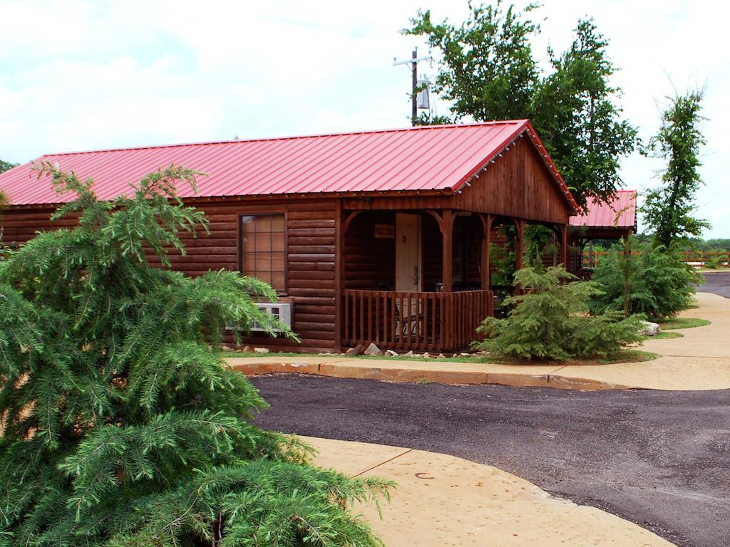 Rustic Creek Ranch Resort At North Jellystone Park Burleson Bagian luar foto