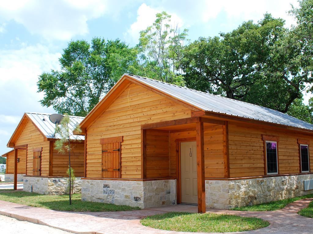Rustic Creek Ranch Resort At North Jellystone Park Burleson Bagian luar foto