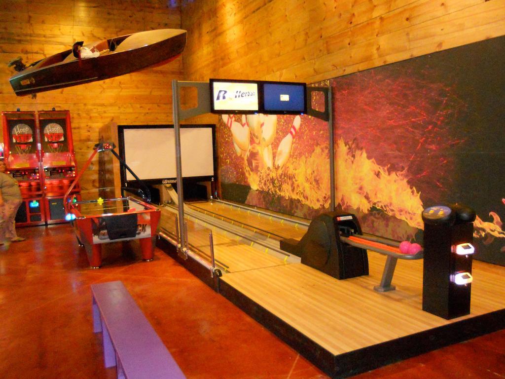 Rustic Creek Ranch Resort At North Jellystone Park Burleson Bagian luar foto