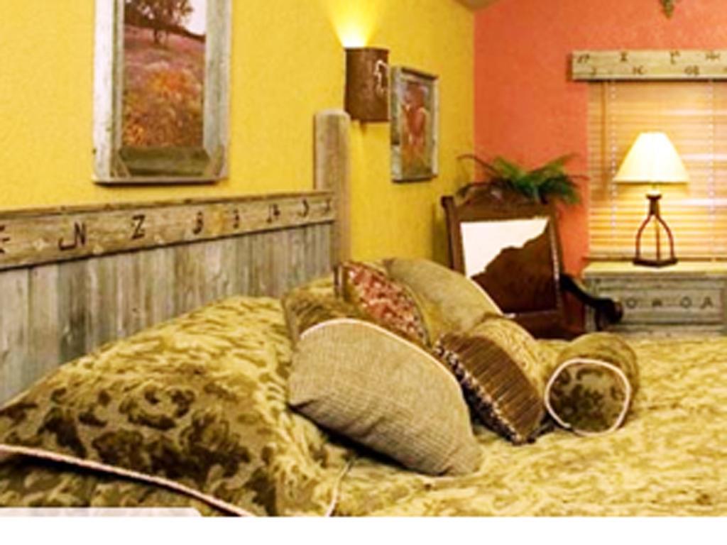 Rustic Creek Ranch Resort At North Jellystone Park Burleson Bagian luar foto