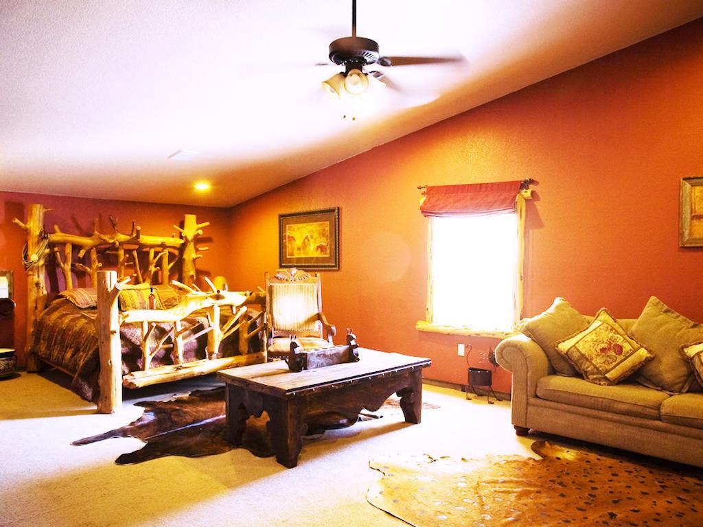 Rustic Creek Ranch Resort At North Jellystone Park Burleson Bagian luar foto