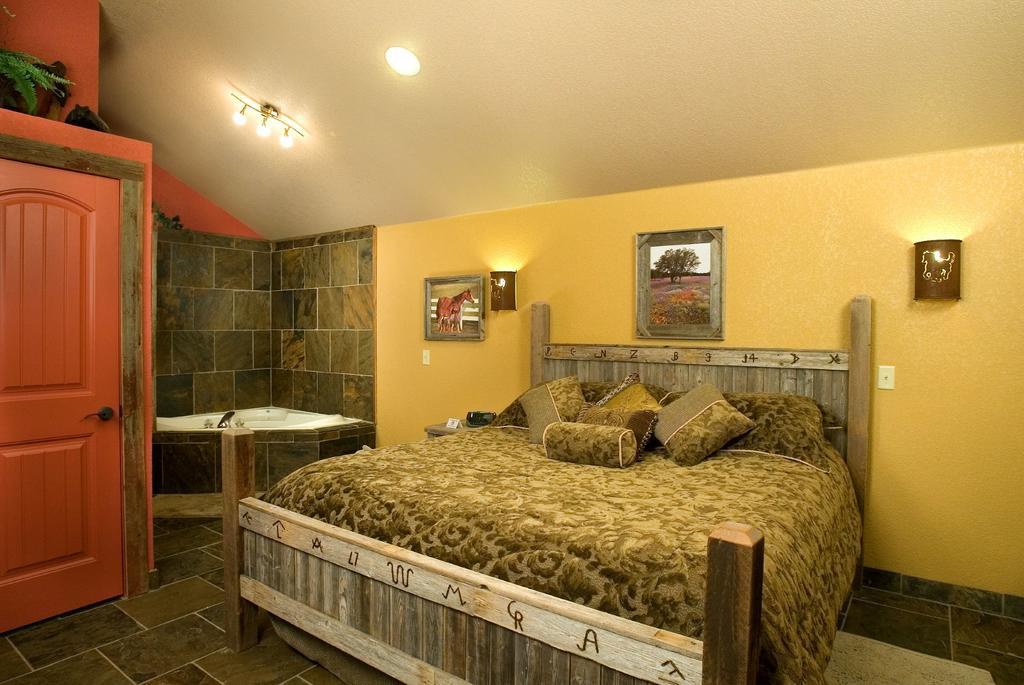 Rustic Creek Ranch Resort At North Jellystone Park Burleson Bagian luar foto