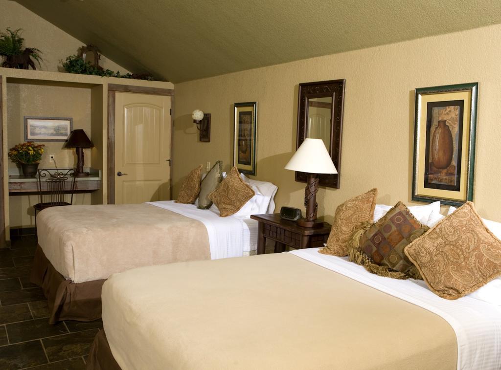 Rustic Creek Ranch Resort At North Jellystone Park Burleson Bagian luar foto