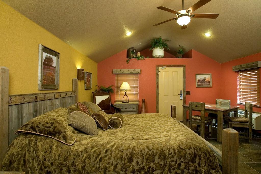 Rustic Creek Ranch Resort At North Jellystone Park Burleson Bagian luar foto