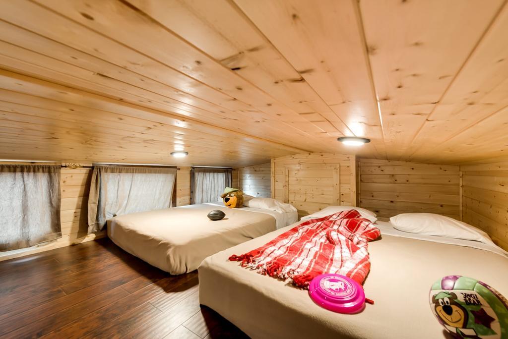 Rustic Creek Ranch Resort At North Jellystone Park Burleson Bagian luar foto