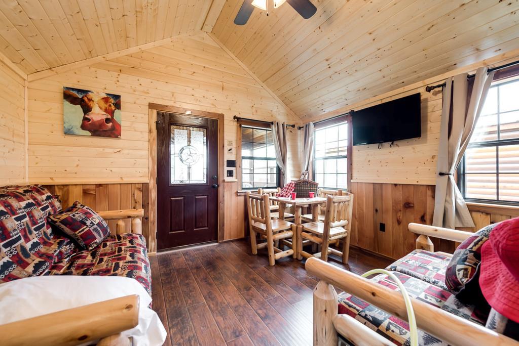 Rustic Creek Ranch Resort At North Jellystone Park Burleson Bagian luar foto