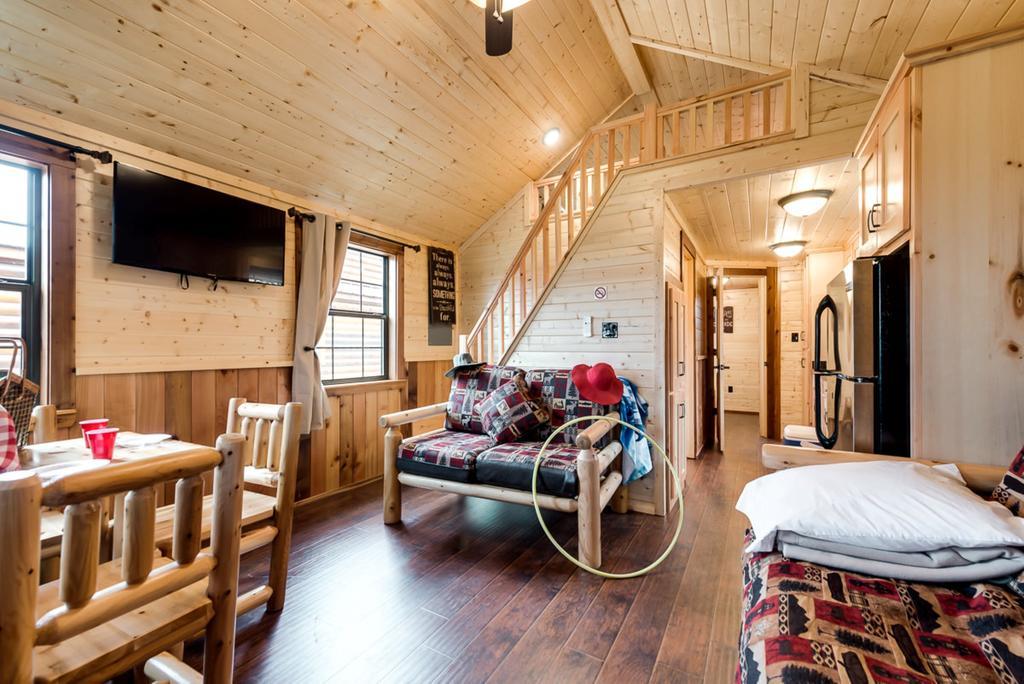 Rustic Creek Ranch Resort At North Jellystone Park Burleson Bagian luar foto