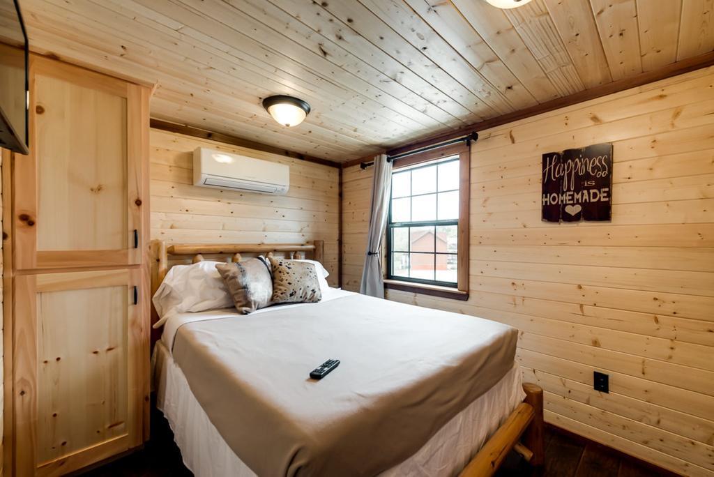 Rustic Creek Ranch Resort At North Jellystone Park Burleson Bagian luar foto
