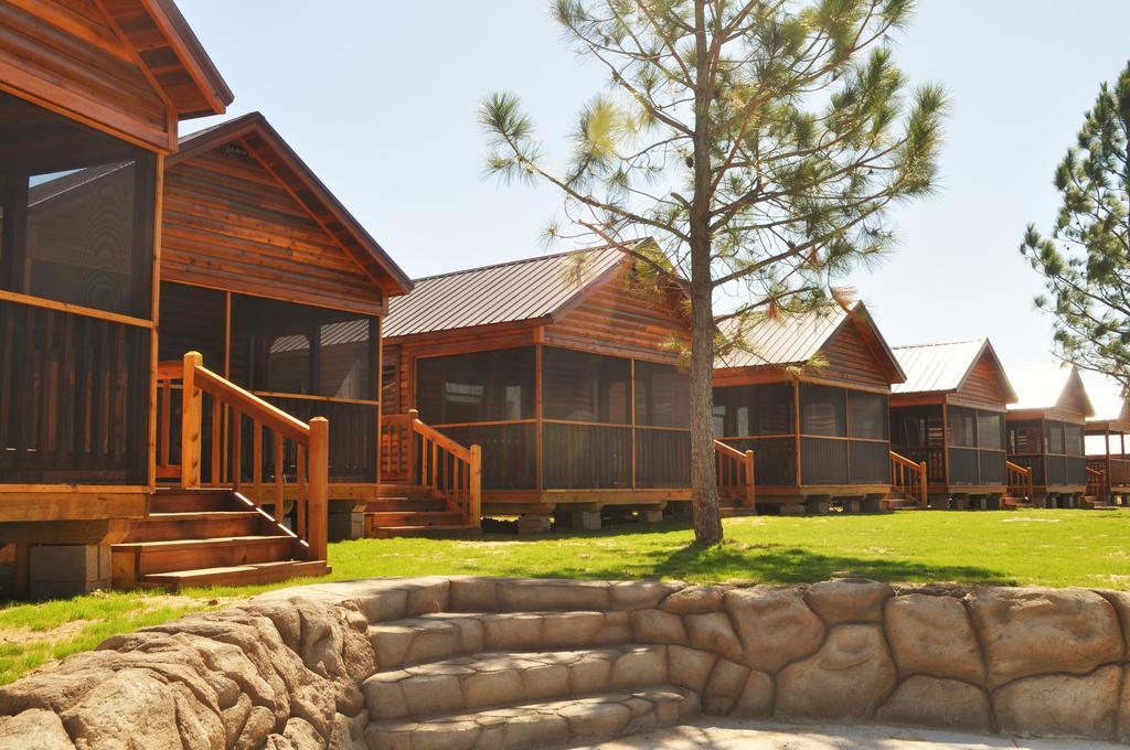 Rustic Creek Ranch Resort At North Jellystone Park Burleson Bagian luar foto