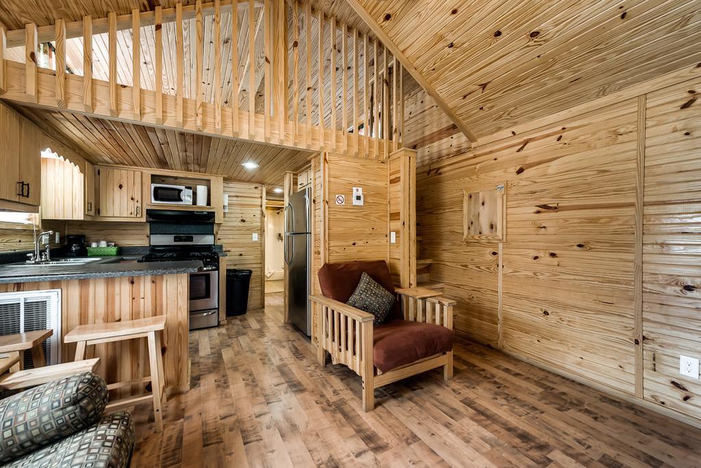 Rustic Creek Ranch Resort At North Jellystone Park Burleson Ruang foto