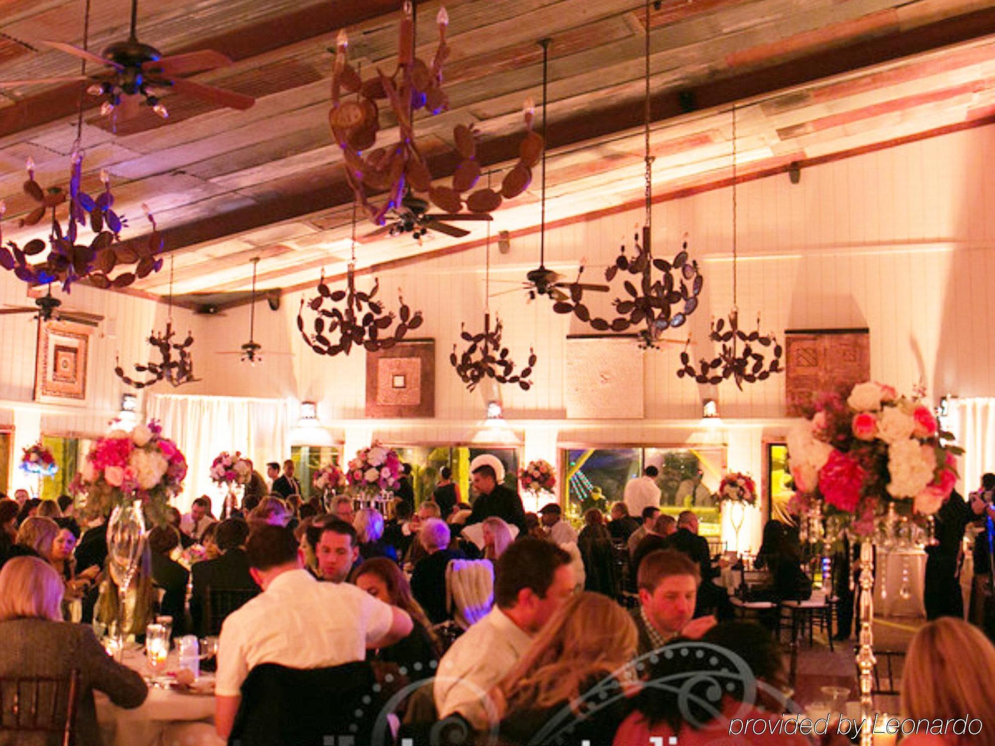 Rustic Creek Ranch Resort At North Jellystone Park Burleson Bagian luar foto