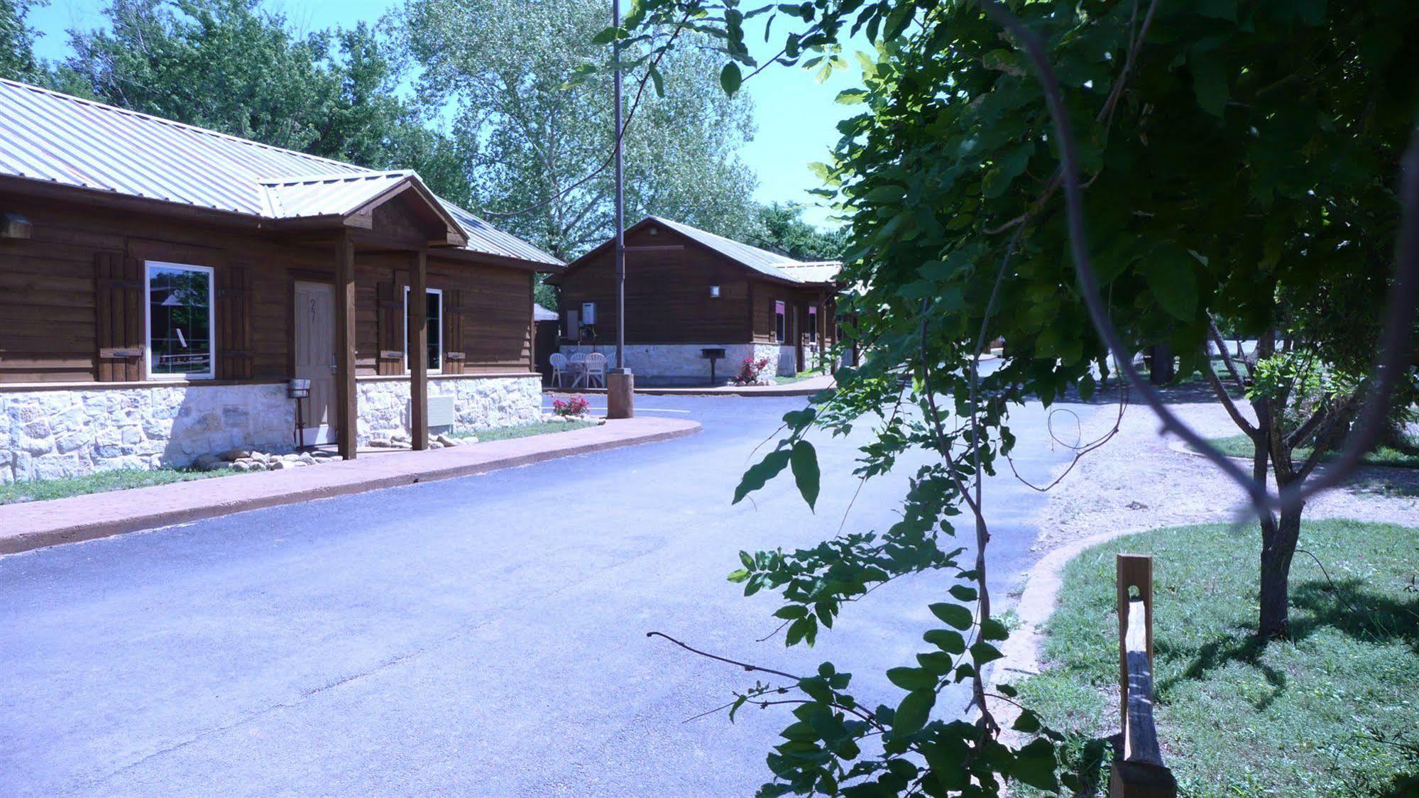 Rustic Creek Ranch Resort At North Jellystone Park Burleson Bagian luar foto