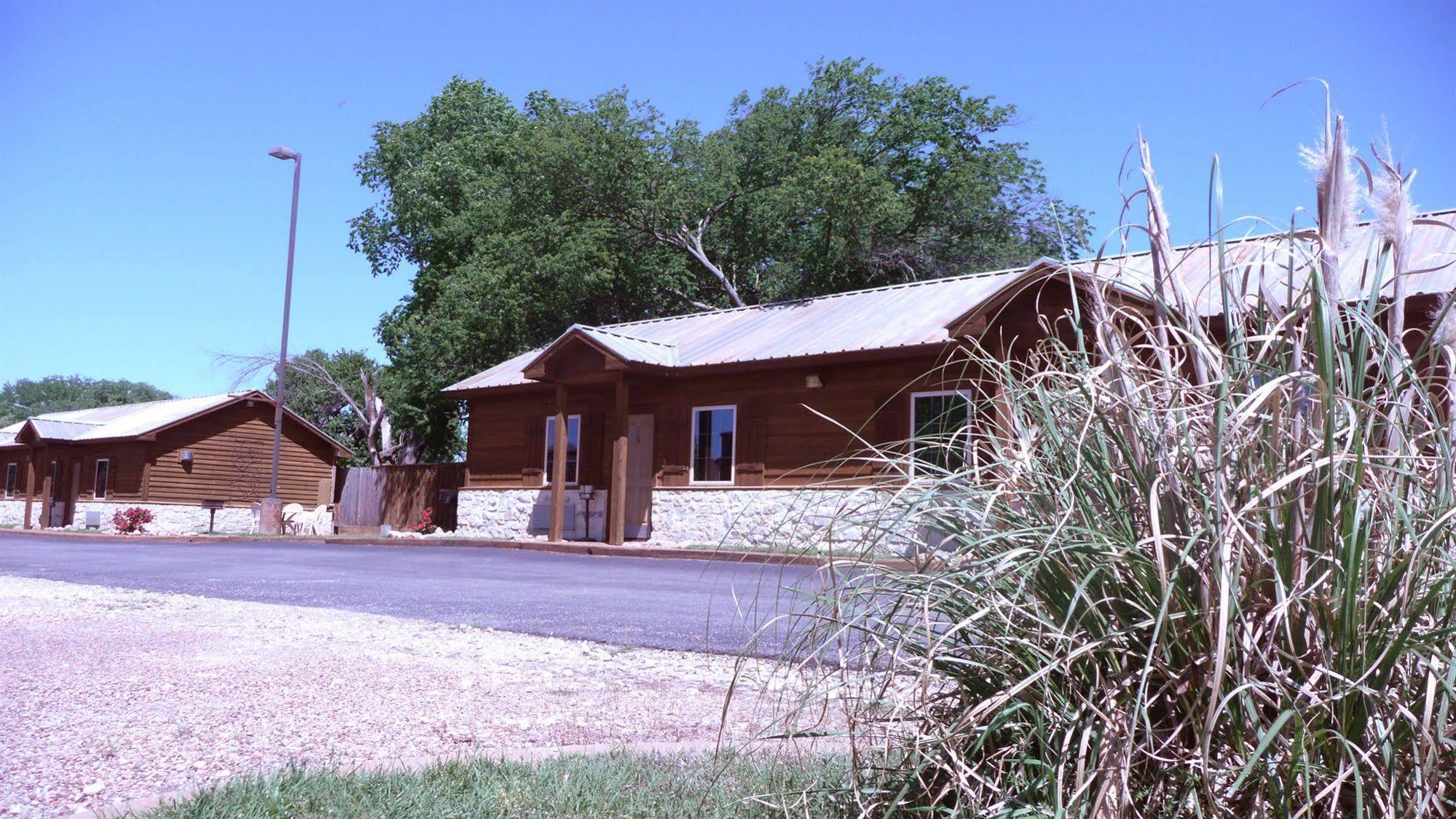 Rustic Creek Ranch Resort At North Jellystone Park Burleson Bagian luar foto