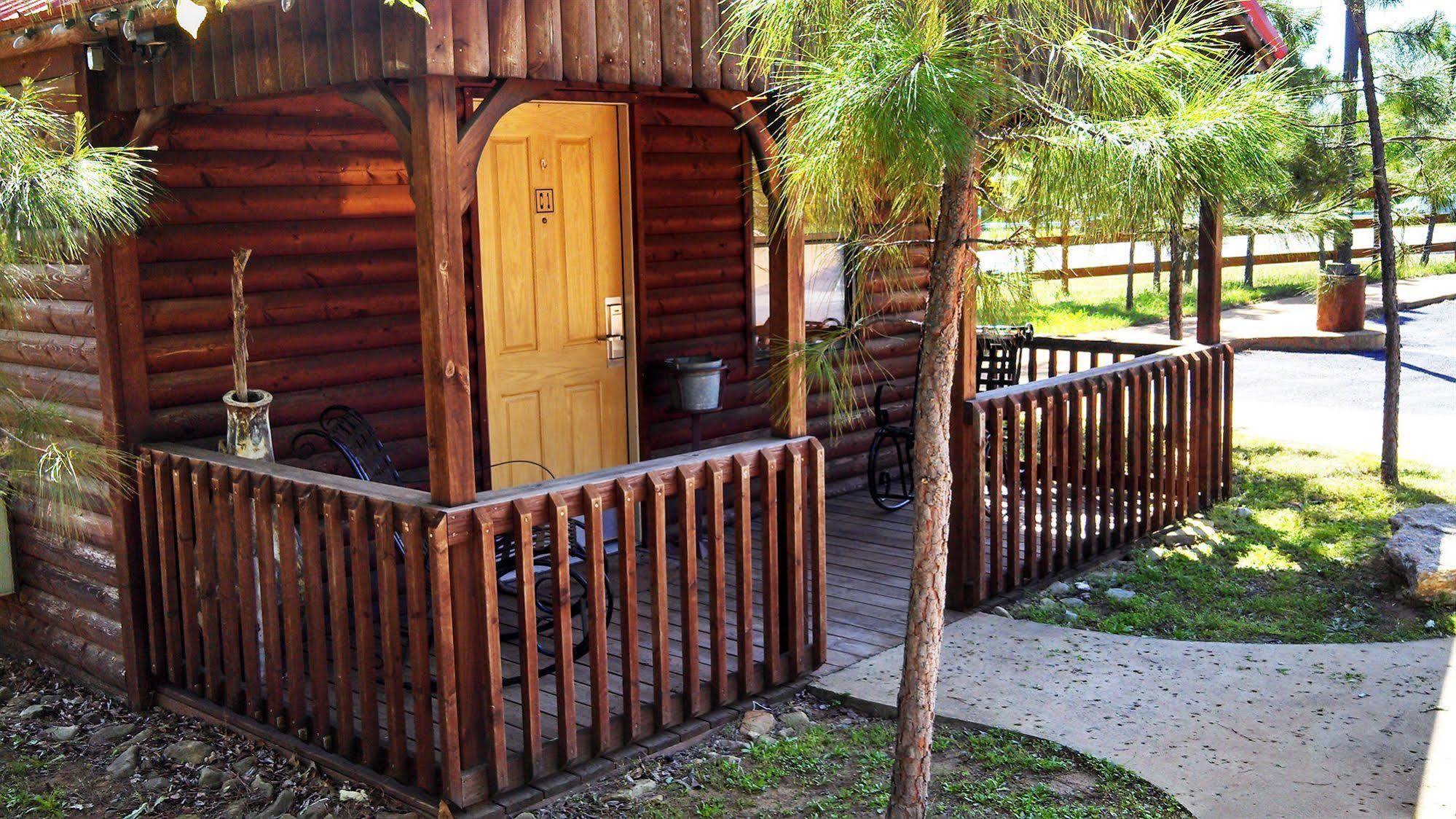 Rustic Creek Ranch Resort At North Jellystone Park Burleson Bagian luar foto