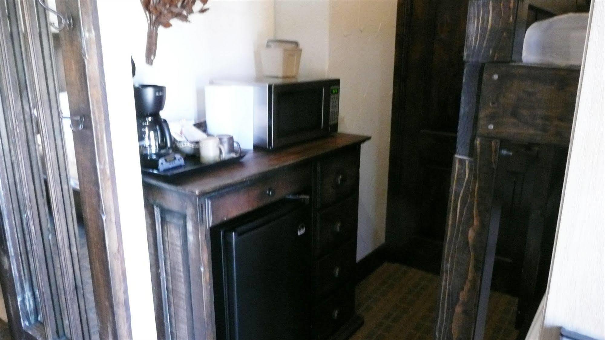 Rustic Creek Ranch Resort At North Jellystone Park Burleson Bagian luar foto