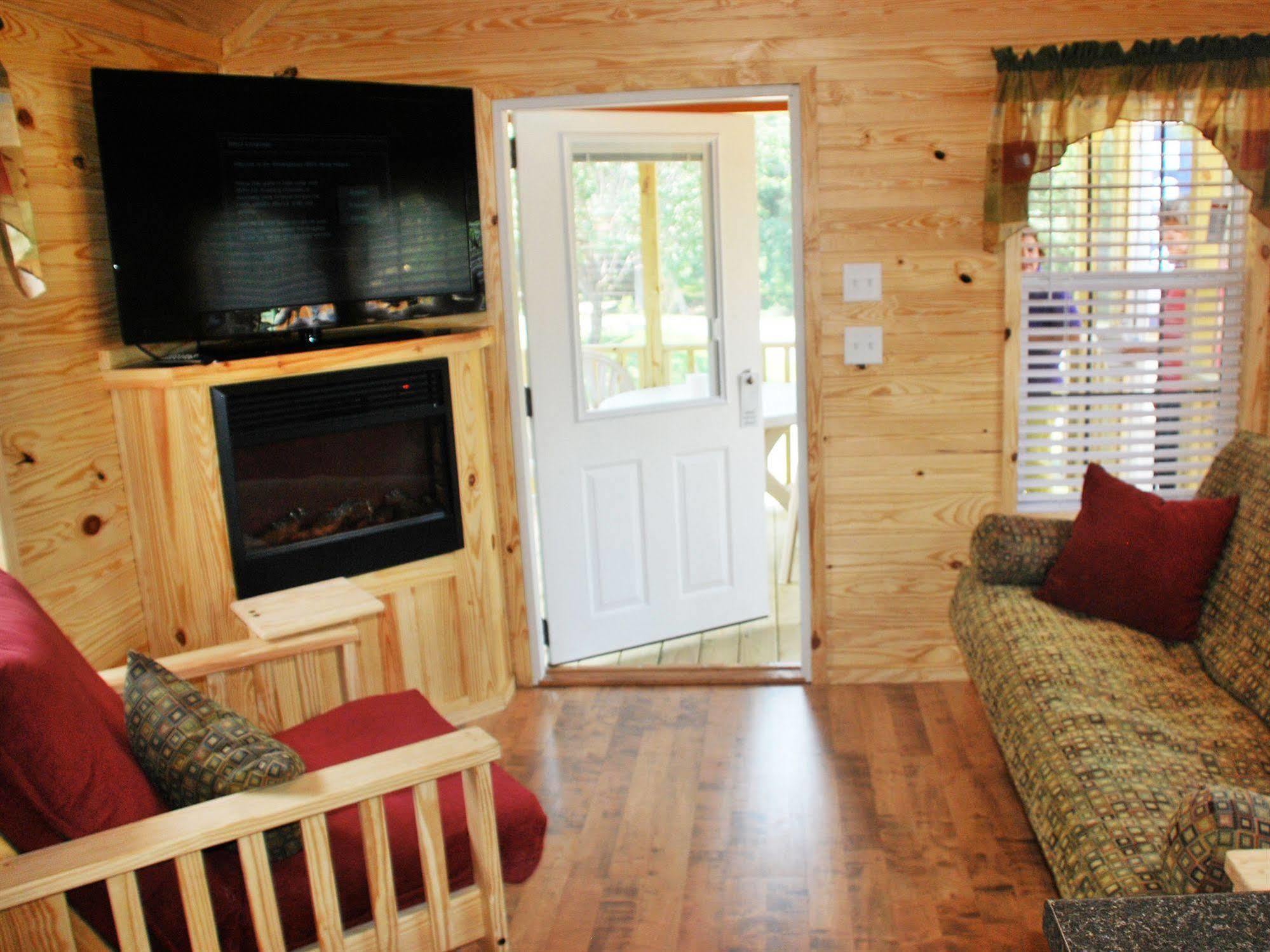 Rustic Creek Ranch Resort At North Jellystone Park Burleson Bagian luar foto