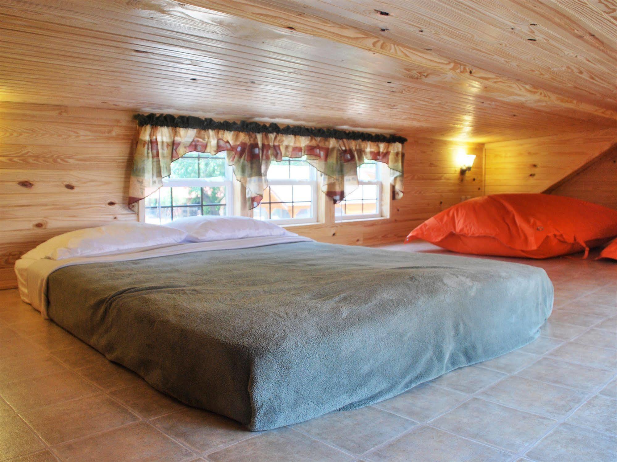 Rustic Creek Ranch Resort At North Jellystone Park Burleson Bagian luar foto