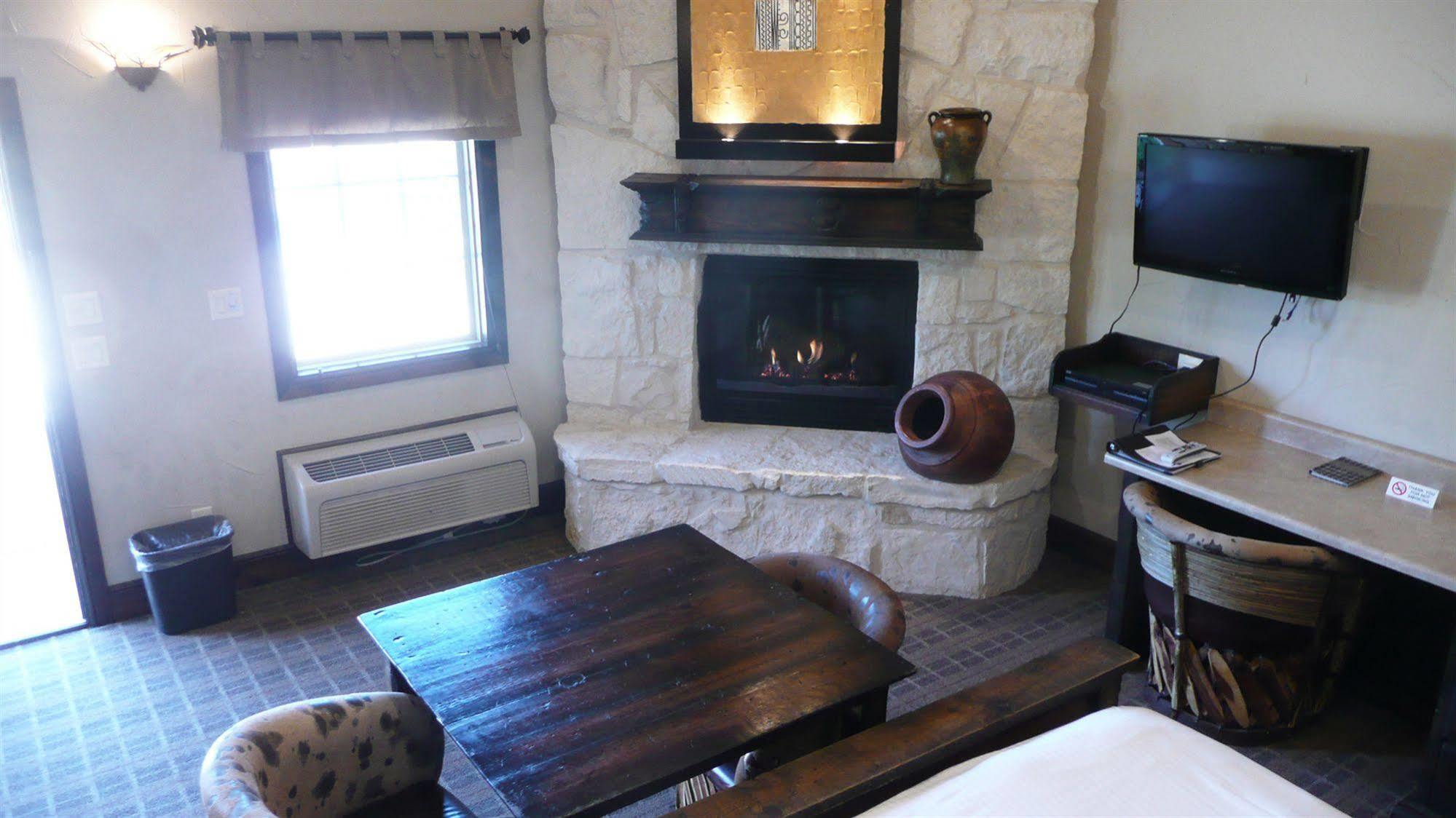 Rustic Creek Ranch Resort At North Jellystone Park Burleson Bagian luar foto