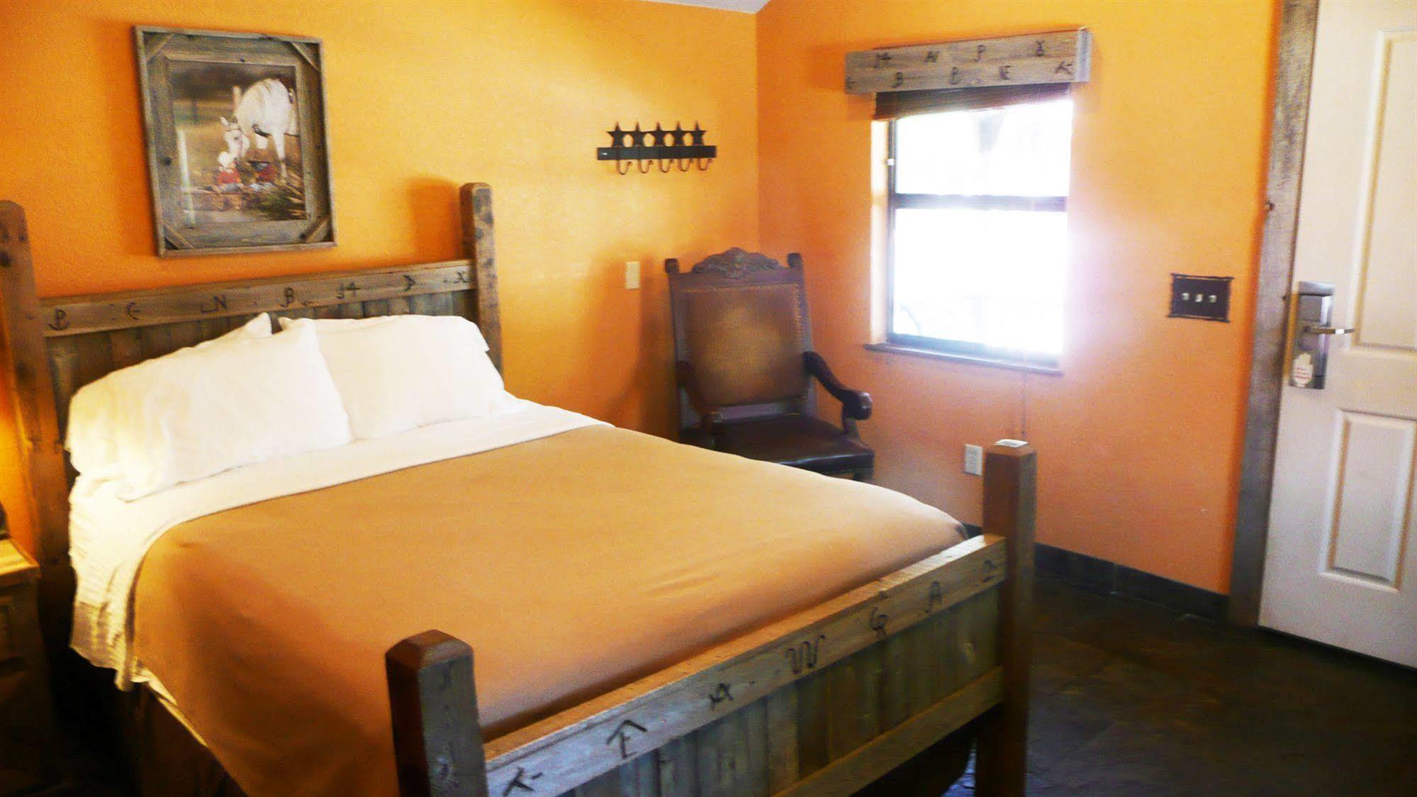 Rustic Creek Ranch Resort At North Jellystone Park Burleson Bagian luar foto