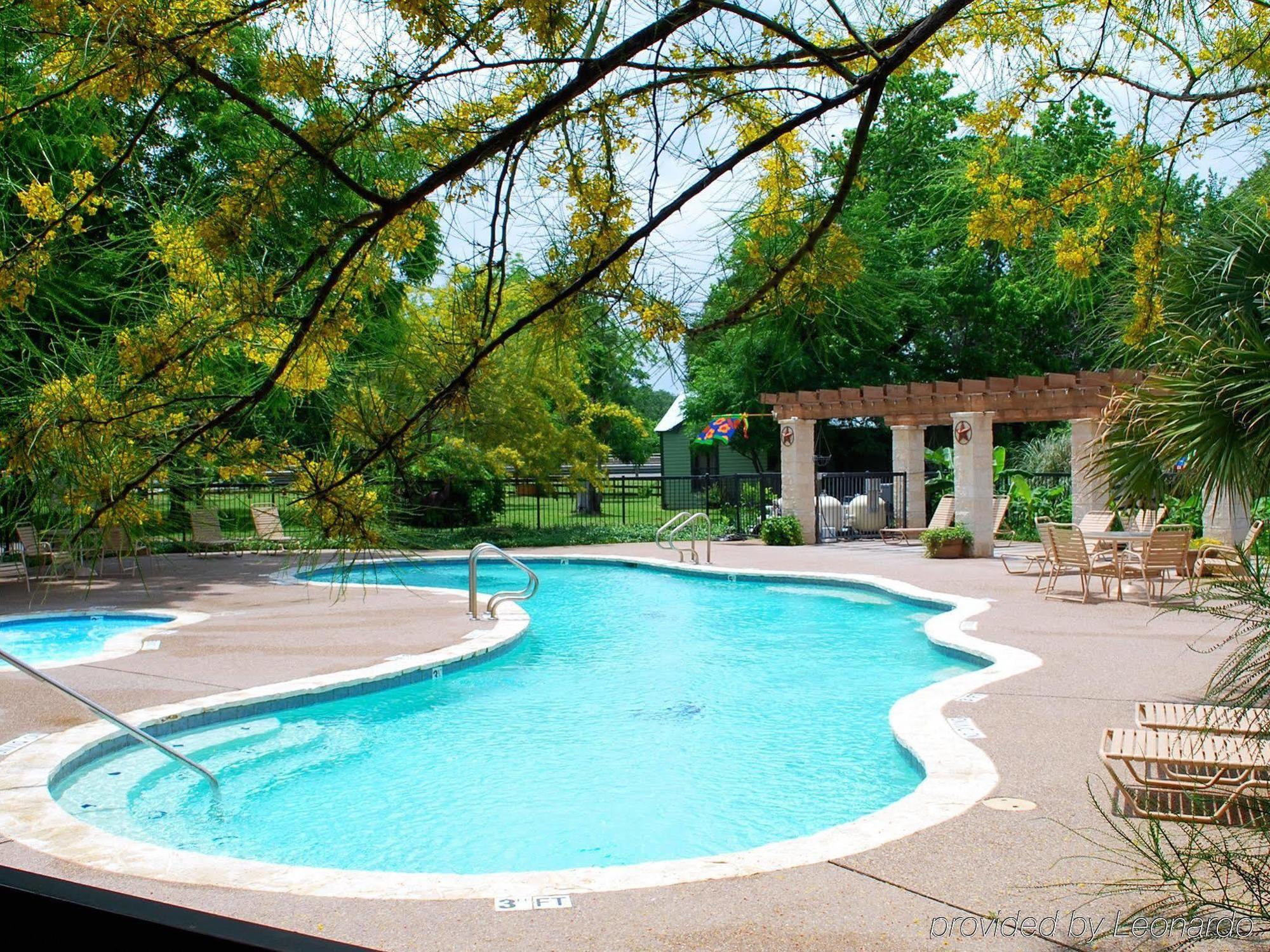 Rustic Creek Ranch Resort At North Jellystone Park Burleson Bagian luar foto