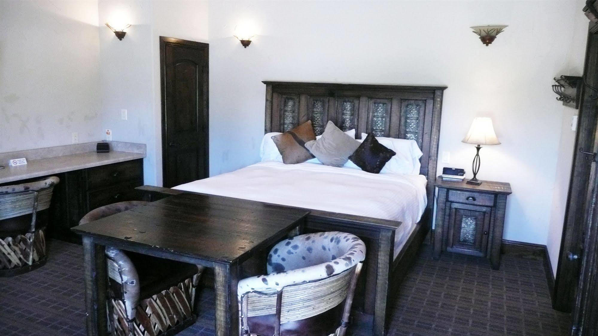 Rustic Creek Ranch Resort At North Jellystone Park Burleson Bagian luar foto