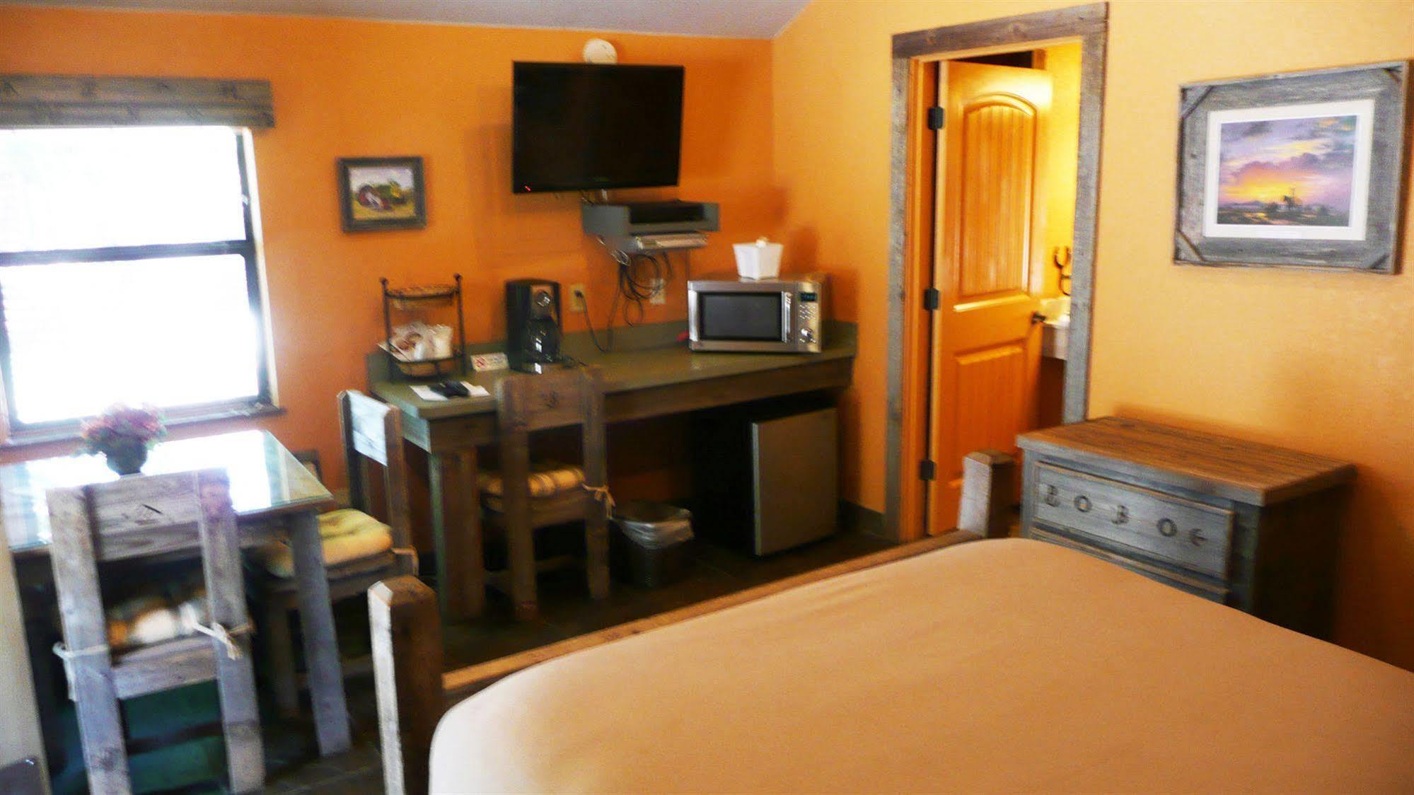 Rustic Creek Ranch Resort At North Jellystone Park Burleson Bagian luar foto