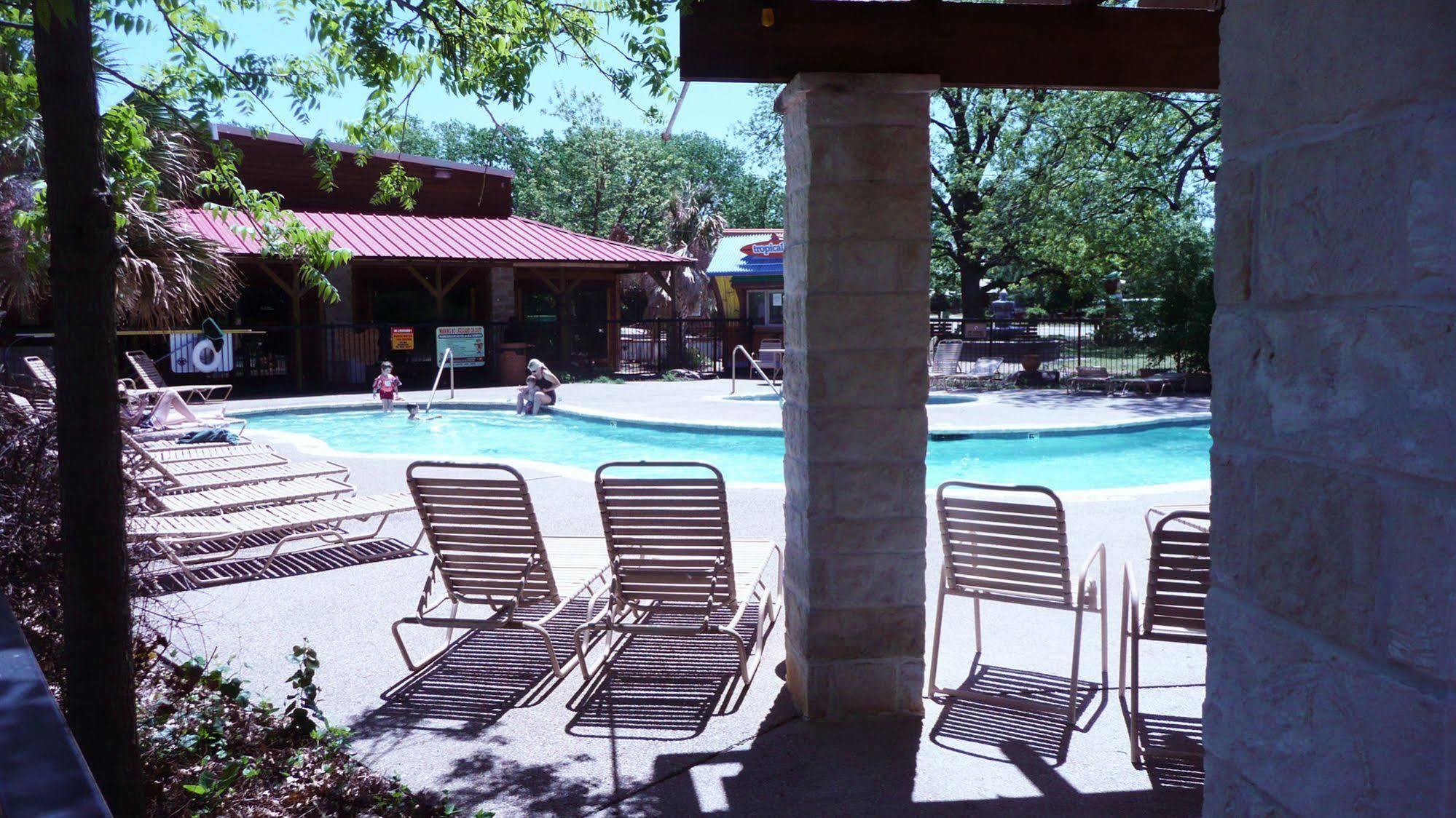 Rustic Creek Ranch Resort At North Jellystone Park Burleson Bagian luar foto