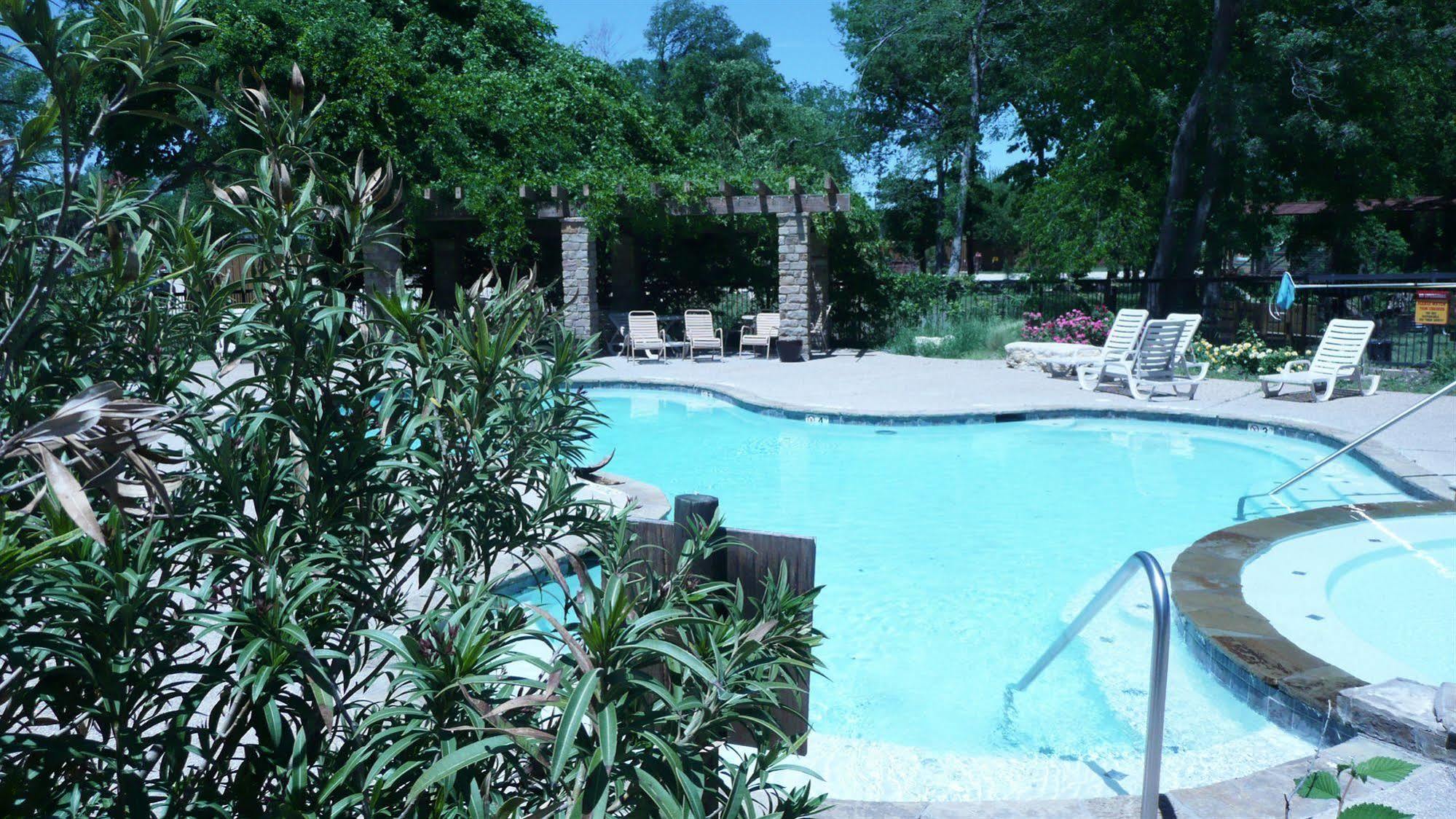 Rustic Creek Ranch Resort At North Jellystone Park Burleson Bagian luar foto