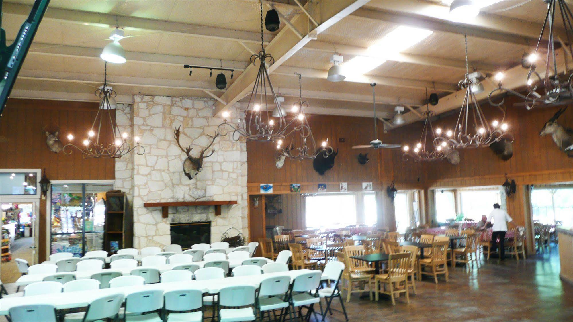 Rustic Creek Ranch Resort At North Jellystone Park Burleson Bagian luar foto