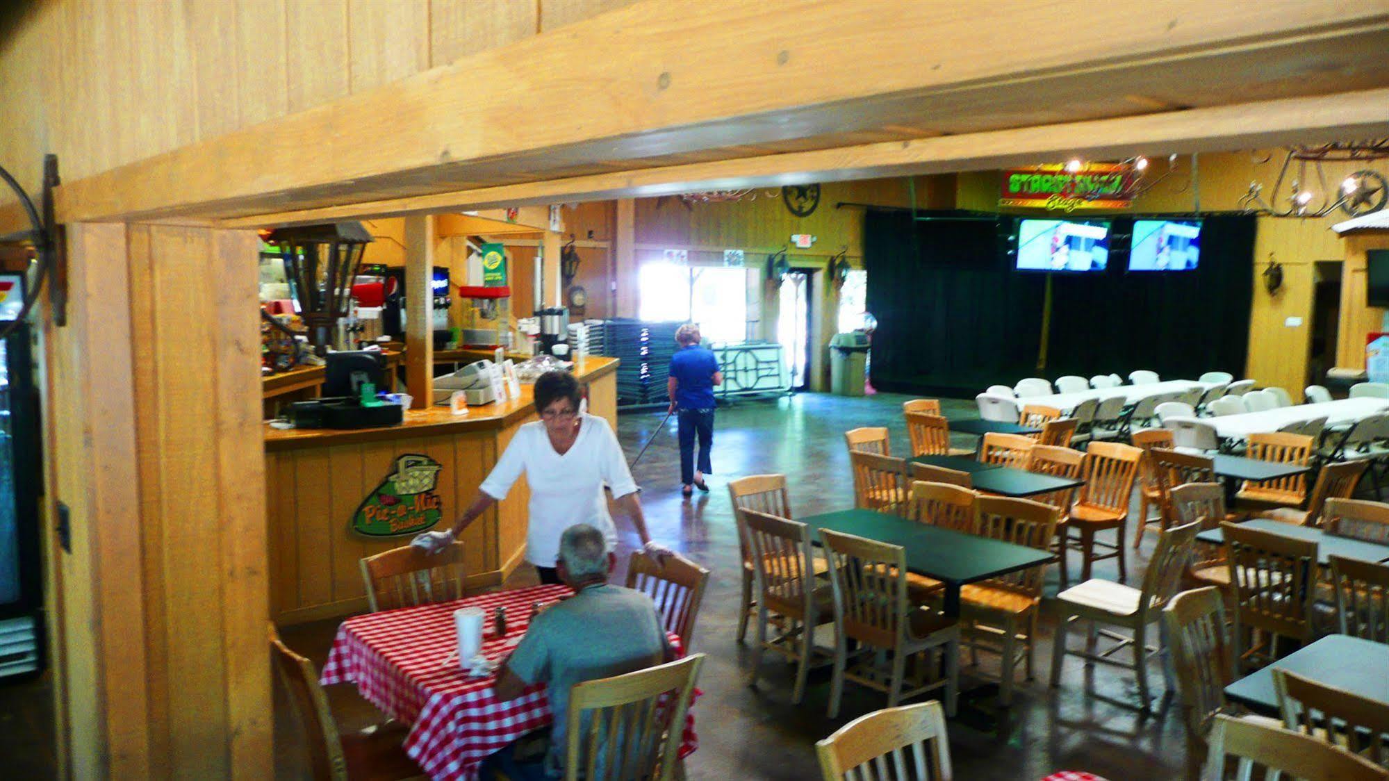 Rustic Creek Ranch Resort At North Jellystone Park Burleson Bagian luar foto