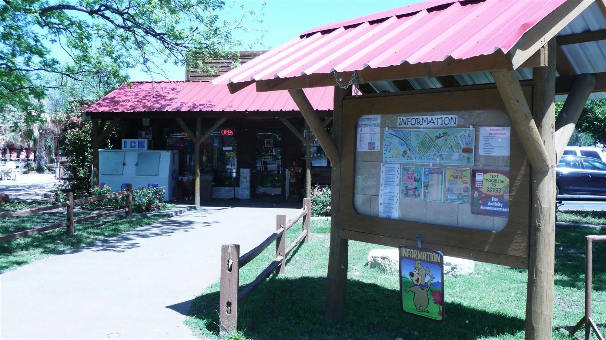 Rustic Creek Ranch Resort At North Jellystone Park Burleson Bagian luar foto