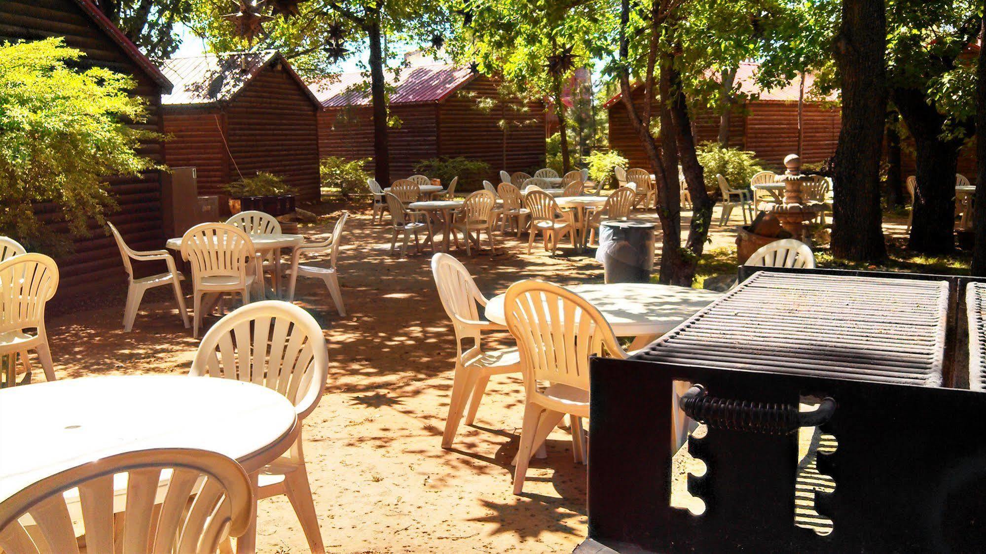 Rustic Creek Ranch Resort At North Jellystone Park Burleson Bagian luar foto