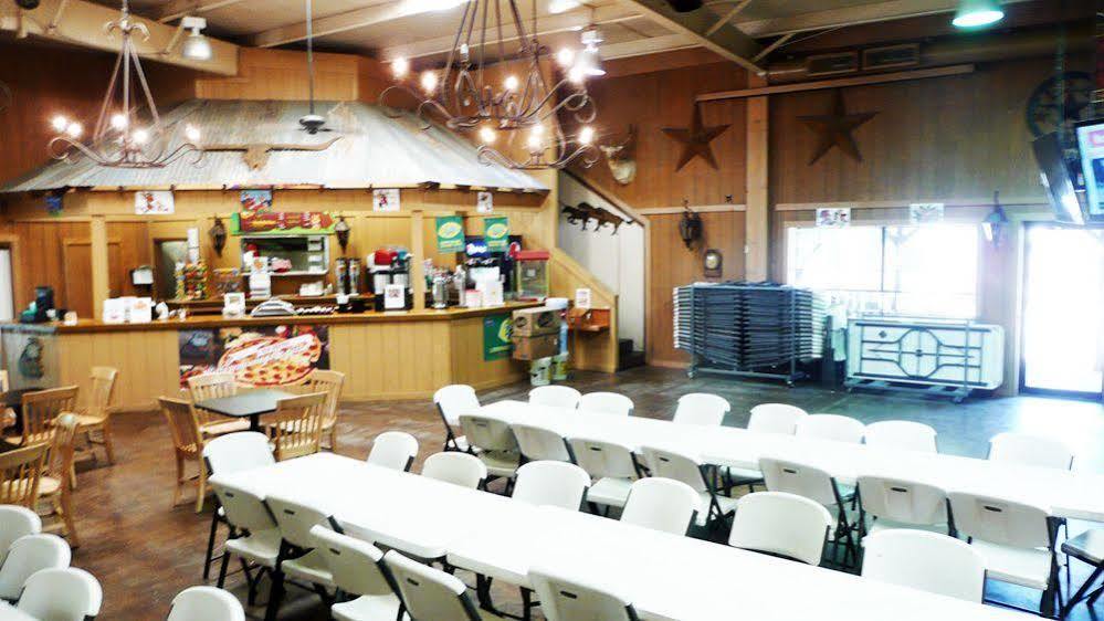 Rustic Creek Ranch Resort At North Jellystone Park Burleson Bagian luar foto