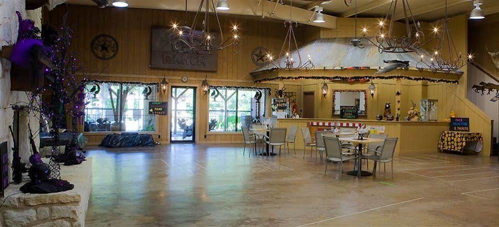 Rustic Creek Ranch Resort At North Jellystone Park Burleson Bagian luar foto