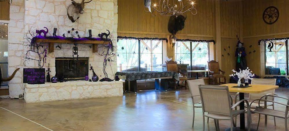 Rustic Creek Ranch Resort At North Jellystone Park Burleson Bagian luar foto