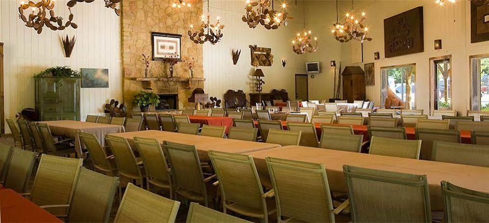 Rustic Creek Ranch Resort At North Jellystone Park Burleson Bagian luar foto