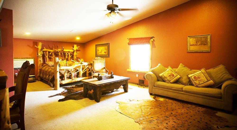 Rustic Creek Ranch Resort At North Jellystone Park Burleson Ruang foto